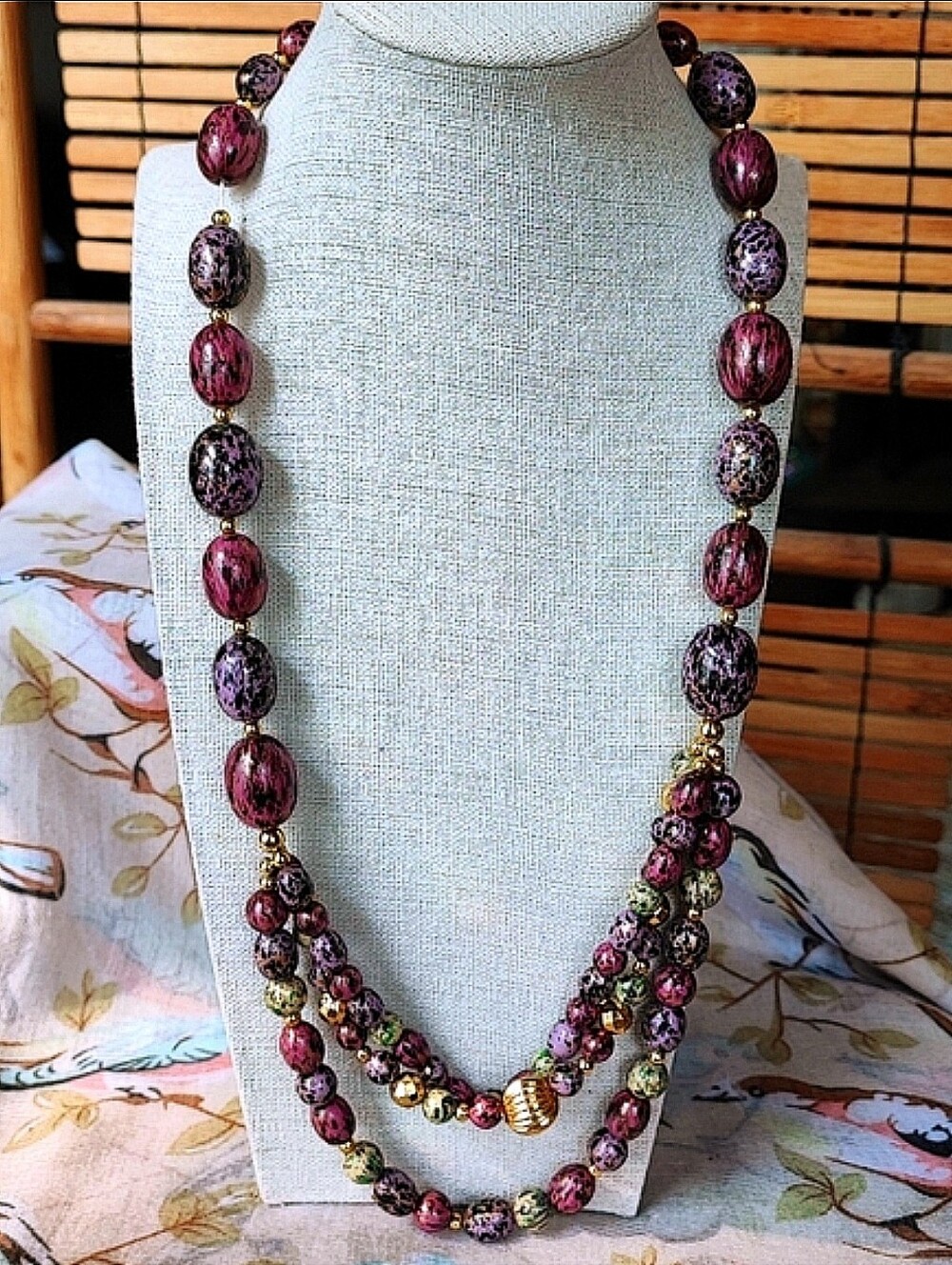 Speckled Oval Raspberry Black Gold Beaded 3 Strand Wood? Necklace Vintage EUC